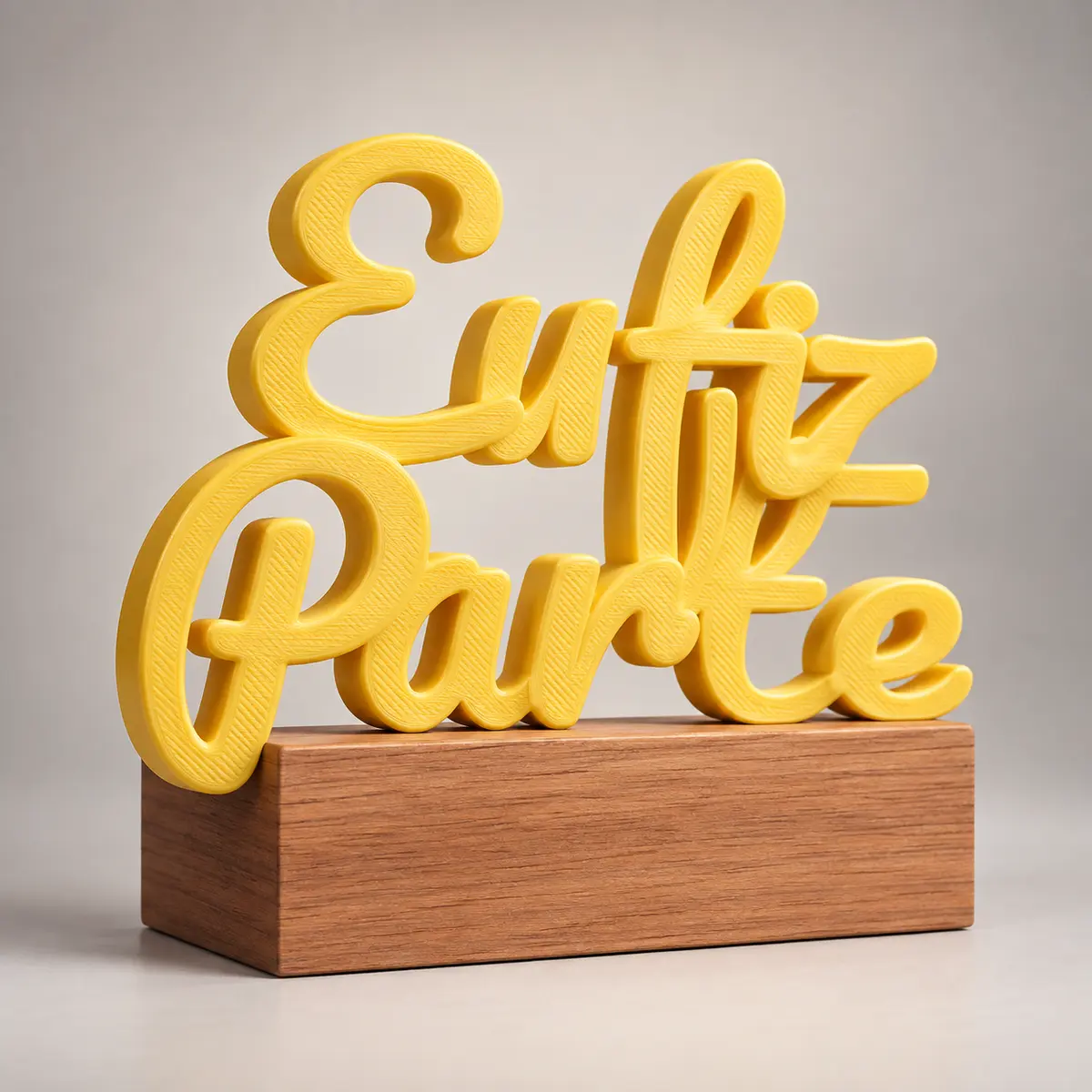 Letreiro 3D dourado 'Eu fiz parte' sobre base de madeira com placa gravada